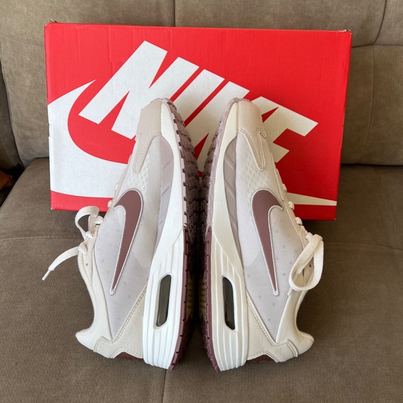 NIB - Air Max Solo Sneaker - Picture 6 of 6